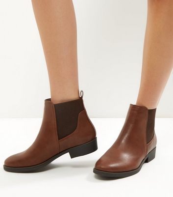 flat heel chelsea boots