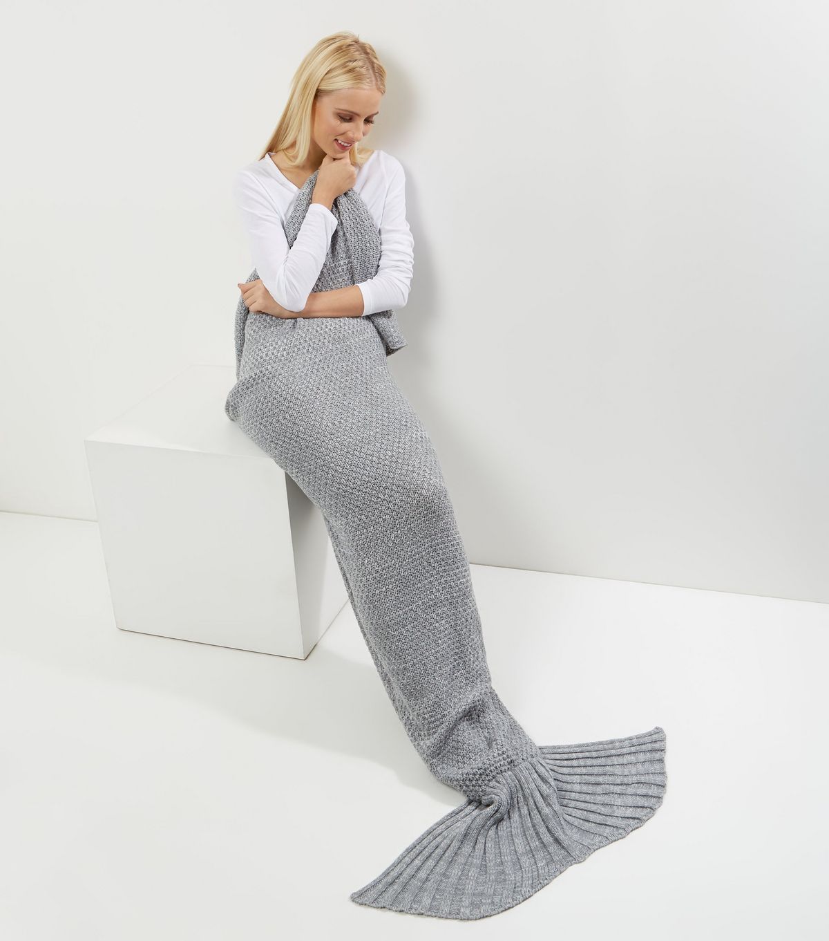 http://media.newlookassets.com/i/newlook/509064104/womens/home/mermaid-blankets/grey-mermaid-tail-blanket/?$new_pdp_szoom_image_1200$