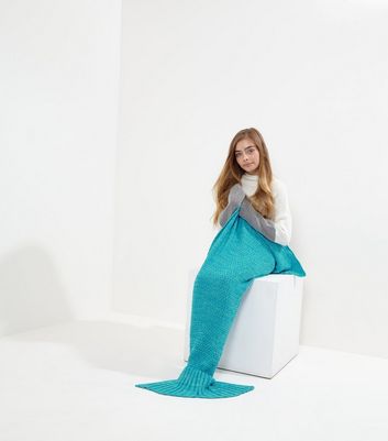 http://media.newlookassets.com/i/newlook/515195248/teens/underwear-and-nightwear/nightwear/teens-blue-mermaid-tail-blanket-/?$new_pdp_szoom_image_1050$