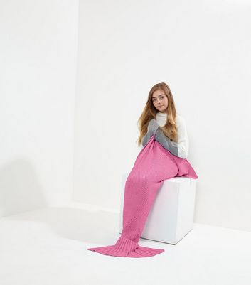 http://media.newlookassets.com/i/newlook/515195276/teens/underwear-and-nightwear/nightwear/teens-pink-mermaid-tail-blanket-/?$new_pdp_szoom_image_1050$