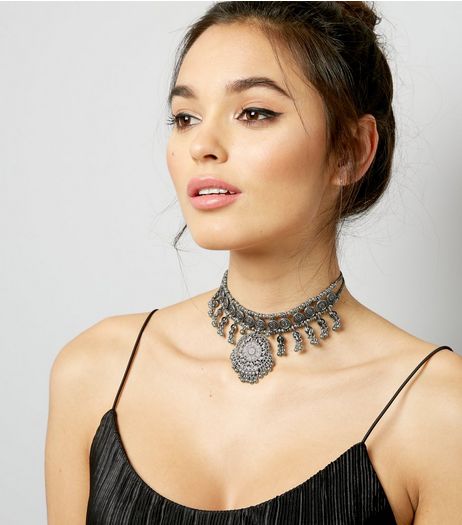 Silver Statement Charm Drop Choker | New Look