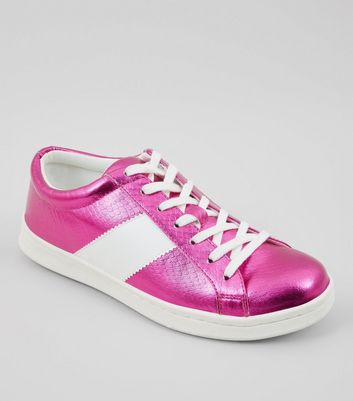 sneakers with round toe box